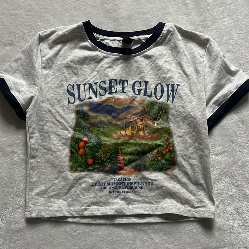 womens graphic cropped tee